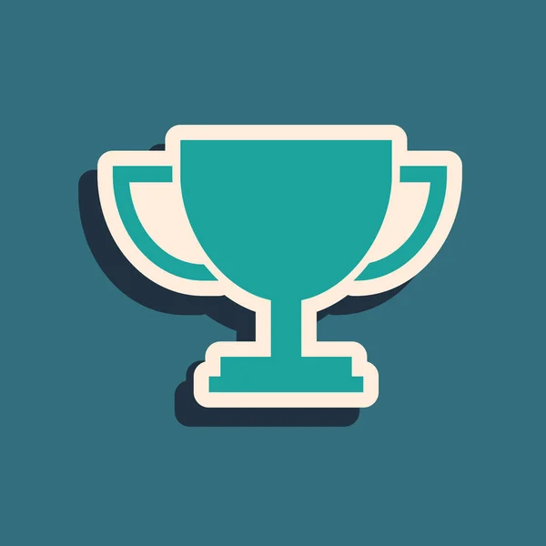 Grüne Pokal-Ikone auf blauem Hintergrund. Auszeichnungssymbol. Meisterpokal. Lange Schatten. Vektorillustration — Stockvektor