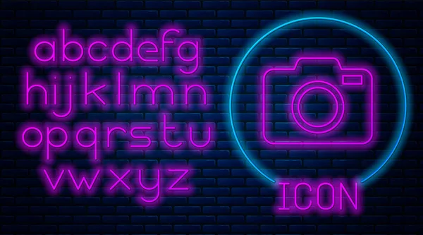 Ragyogó neon Photo kamera ikon elszigetelt téglafal háttér. Fényképezőgép ikon. Neonfény ábécé. Vektorillusztráció — Stock Vector