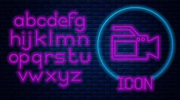 Leuchtende Neon-Kino-Kamera-Ikone isoliert auf Ziegelwand-Hintergrund. Videokamera. Filmschild. Filmprojektor. Neonlicht-Alphabet. Vektorillustration — Stockvektor