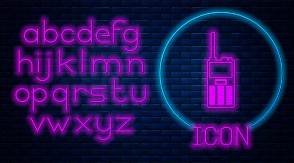 Gloeiende neon walkie talkie pictogram geïsoleerd op bakstenen muur achtergrond. Portable radiozender icoon. Radio transceiver ondertekenen. Neon licht alfabet. Vector illustratie — Stockvector