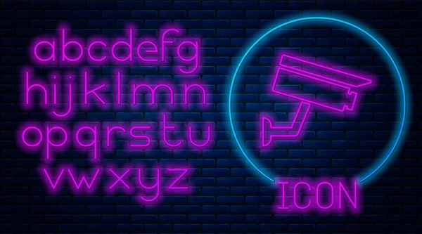 Izzó neon biztonsági kamera ikon izolált téglafal háttérben. Neonfény ábécé. Vektoros illusztráció — Stock Vector