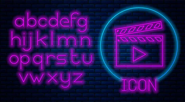 Glødende neon film clapper ikon isoleret på mursten væg baggrund. Filmklapbræt. Clapperboard-skilt. Biografproduktion eller medieindustri koncept. Neonlet alfabet. Illustration af vektor – Stock-vektor