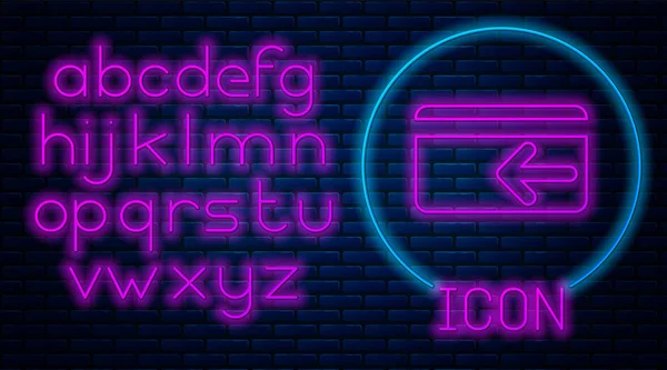 Gloeiende neon cash back icoon geïsoleerd op bakstenen muur achtergrond. Creditcard. Financiële dienstverlening, geld restitutie, rendement op investering, spaarrekening. Neon licht alfabet. Vector illustratie — Stockvector