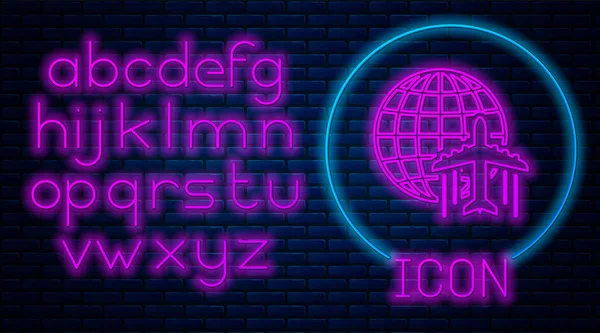 Świecące Neon Globe z latającą płaszczyznę ikonę izolowane na tle muru ceglanego. Samolot latać wokół planety ziemi. Ikona świata samolotów. Neon światła alfabetu. Ilustracja wektorowa — Wektor stockowy