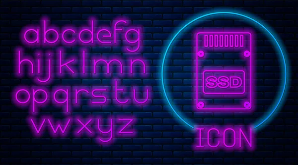 Gloeiende neon SSD Kaartpictogram geïsoleerd op bakstenen muur achtergrond. Solid State station teken. Opslagschijf symbool. Neon licht alfabet. Vector illustratie — Stockvector