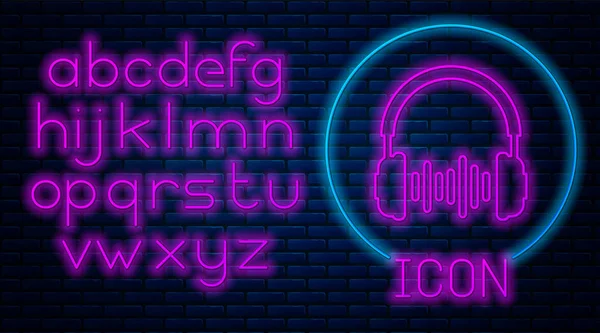 Glödande Neon hörlurar och ljudvågor ikon isolerad på tegelvägg bakgrund. Koncept objekt för att lyssna på musik, service, kommunikation och operatör. Neonljus alfabetet. Vektor illustration — Stock vektor