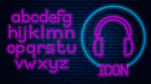 Ícone de fones de ouvido de néon brilhante isolado no fundo da parede de tijolo. Auriculares assinados. Objeto conceitual para ouvir música, serviço, comunicação e operador. Alfabeto claro de néon. Ilustração vetorial — Vetor de Stock