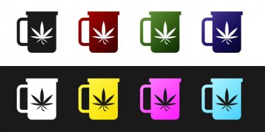 Siyah ve beyaz arka plan üzerinde izole esrar veya esrar yaprağı simgesi ile Fincan çay ayarlayın. Marihuana yasallaştırma. Kenevir sembolü. Vektör İllüstrasyonu