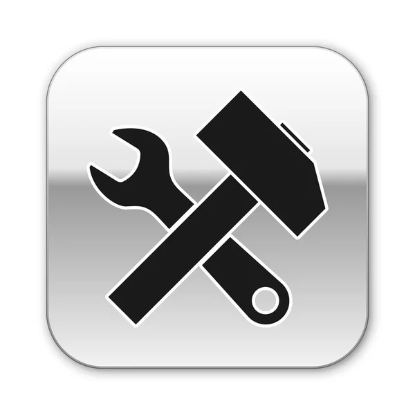 Negro Cruzado icono de martillo y llave inglesa aislado sobre fondo blanco. Herramientas de hardware. Botón cuadrado plateado. Ilustración vectorial — Archivo Imágenes Vectoriales