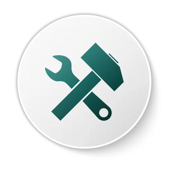 Grün gekreuzten Hammer und Schraubenschlüssel Symbol isoliert auf weißem Hintergrund. Hardware-Tools. weißer Kreis-Knopf. Vektorillustration — Stockvektor