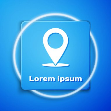 Mavi arka planda yalıtılmış Beyaz Harita pin simgesi. Navigasyon, işaretçi, yer, harita, gps, yön, yer, pusula, iletişim, arama konsepti. Mavi kare düğmesi. Vektör İllüstrasyonu