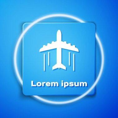 Mavi arka planda yalıtılmış Beyaz Düzlem simgesi. Uçan uçak simgesi. Uçak işareti. Mavi kare düğmesi. Vektör İllüstrasyonu