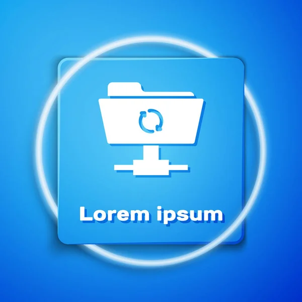 White FTP sync refrescar ícone isolado no fundo azul. Atualização de software, protocolo de transferência, roteador, gerenciamento de ferramentas de trabalho em equipe, processo de cópia. Botão quadrado azul. Ilustração vetorial — Vetor de Stock