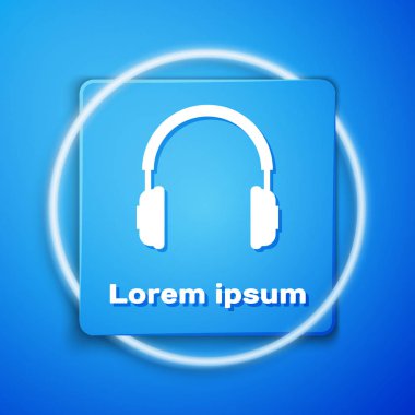 Mavi arka planda yalıtılmış Beyaz Kulaklık simgesi. Kulaklık işareti. Müzik, servis, iletişim ve operatör dinleme için kavram nesnesi. Mavi kare düğmesi. Vektör İllüstrasyonu