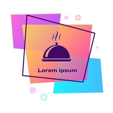 Mor Beyaz arka plan üzerinde izole gıda simgesi bir tepsi ile kaplı. Tepsi ve kapak işareti. Kapaklı restoran cloche. mutfak sembolü. Renk dikdörtgen düğmesi. Vektör İllüstrasyonu