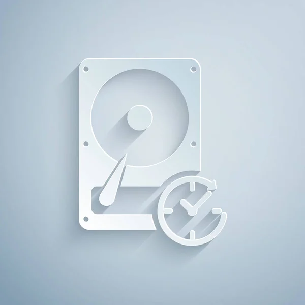 Corte de papel Unidad de disco duro con signo en el sentido de las agujas del reloj, icono de recuperación de datos aislado en fondo gris. Estilo de arte de papel. Ilustración vectorial — Vector de stock