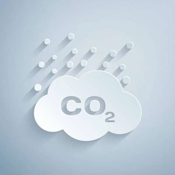 Papírové pořezané emise CO2, ikona mraků, izolovaná na šedém pozadí. Symbol kysličníku uhličitého, koncepce znečištění kouře, koncepce životního prostředí. Styl papírového umění. Vektorová ilustrace — Stockový vektor