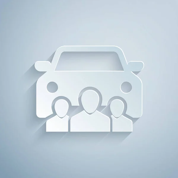 Papper skära bildelning med grupp av människor ikon isolerad på grå bakgrund. Carsharing tecken. Servicekoncept för transport uthyrning. Papperskonst stil. Vektor illustration — Stock vektor