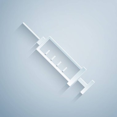 Kağıt kesme Şırınga simgesi gri arka plan üzerinde izole. Aşı, aşı, enjeksiyon, grip aşısı için şırınga. Tıbbi ekipmanlar. Kağıt sanat tarzı. Vektör İllüstrasyonu