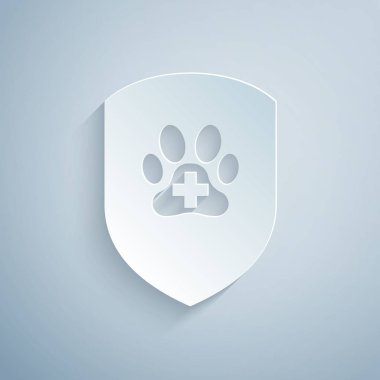 Kağıt kesilmiş Hayvan sağlık sigortası simgesi gri arka plan üzerinde izole. Evcil hayvan koruma simgesi. Köpek ya da kedi pençesi izi. Kağıt sanat tarzı. Vektör İllüstrasyonu