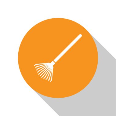 Beyaz Bahçe beyaz arka plan üzerinde izole yaprakları simgesi için tırmık. Bahçecilik, tarım, tarım için bir araç. Yer kültivatör. Turuncu daire düğmesi. Vektör İllüstrasyonu