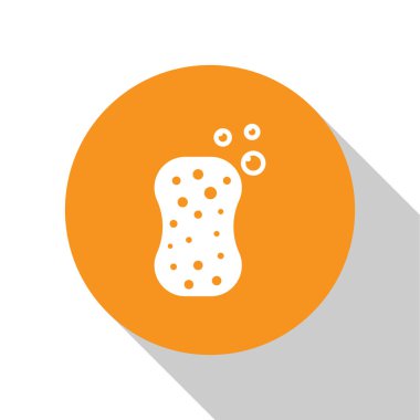 Beyaz arkaplanda baloncuk simgesi olan beyaz sünger. Bulaşık yıkamak için bir tutam Bast. Temizlik servisi logosu. Turuncu daire düğmesi. Vektör İllüstrasyonu