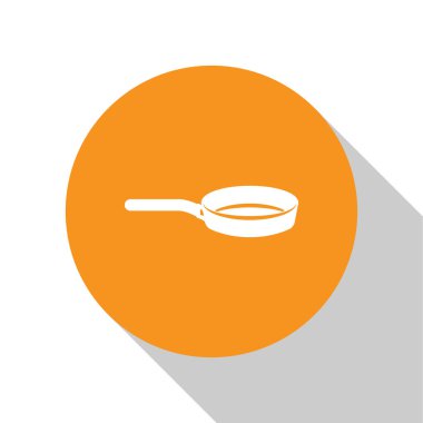 Beyaz arka planda beyaz tava simgesi izole edildi. Kızartma veya kızartma gıda sembolü. Turuncu daire düğmesi. Vektör İllüstrasyonu