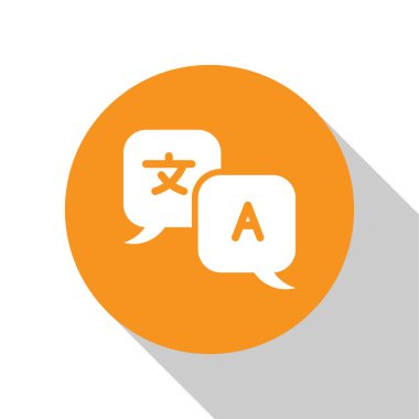 Beyaz Çevirmen simgesi beyaz arka planda yalıtılmış. Sohbet konuşma balonu yabancı dil konuşma simgeleri. Kavram çevirisi. Turuncu daire düğmesi. Vektör İllüstrasyonu