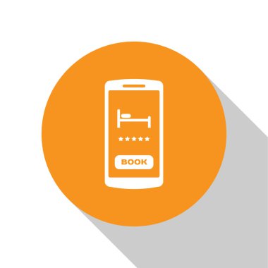 Beyaz arka planda izole White Online otel rezervasyon simgesi. Cep telefonu için online rezervasyon tasarım konsepti. Turuncu daire düğmesi. Vektör İllüstrasyonu