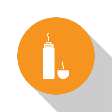 Beyaz arkaplanda beyaz termos konteynır simgesi izole edildi. Termo matara ikonu. Kamp ve yürüyüş ekipmanları. Turuncu daire düğmesi. Vektör İllüstrasyonu