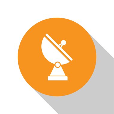 Beyaz radar simgesi beyaz arka planda yalıtılmış. Askeri arama sistemi. Turuncu daire düğmesi. Vektör İllüstrasyonu