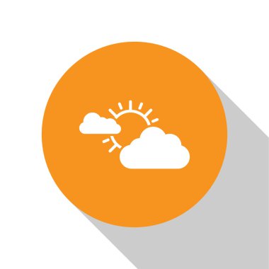 Beyaz Güneş ve bulut hava simgesi beyaz arka plan üzerinde izole. Turuncu daire düğmesi. Vektör İllüstrasyonu