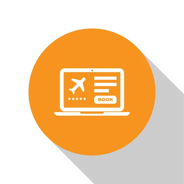 Weißer Laptop mit elektronischem Bordkartensymbol auf weißem Hintergrund. Handyticket für das Passagierflugzeug für Web und App. orange Kreis-Taste. Vektorillustration — Stockvektor