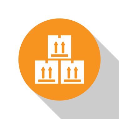 Beyaz arka planda izole trafik sembolü simgesi ile Beyaz Karton kutu. Kutu, paket, paket tabelası. Teslimat, nakliye ve nakliye. Turuncu daire düğmesi. Vektör İllüstrasyonu