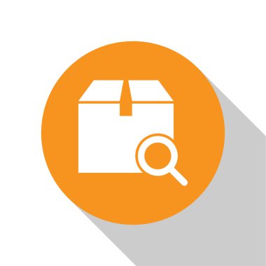 Beyaz Arama paketi simgesi beyaz arka planda yalıtılmış. Parsel izleme sembolü. Büyüteç ve karton kutu. Lojistik ve teslimat. Turuncu daire düğmesi. Vektör İllüstrasyonu