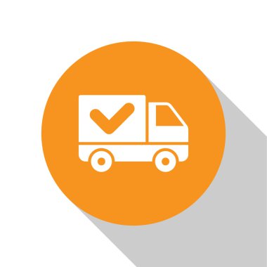 Beyaz arka planda yalıtılmış onay işareti simgesine sahip Beyaz Teslimat kamyonu. Turuncu daire düğmesi. Vektör İllüstrasyonu