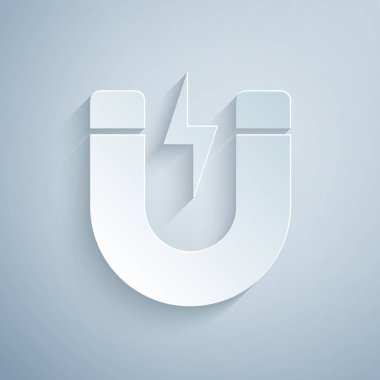 Kağıt gri arka plan üzerinde izole yıldırım simgesi ile Mıknatıs kesti. At nalı mıknatısı, manyetizma, manyetize, çekim işareti. Kağıt sanat tarzı. Vektör İllüstrasyonu