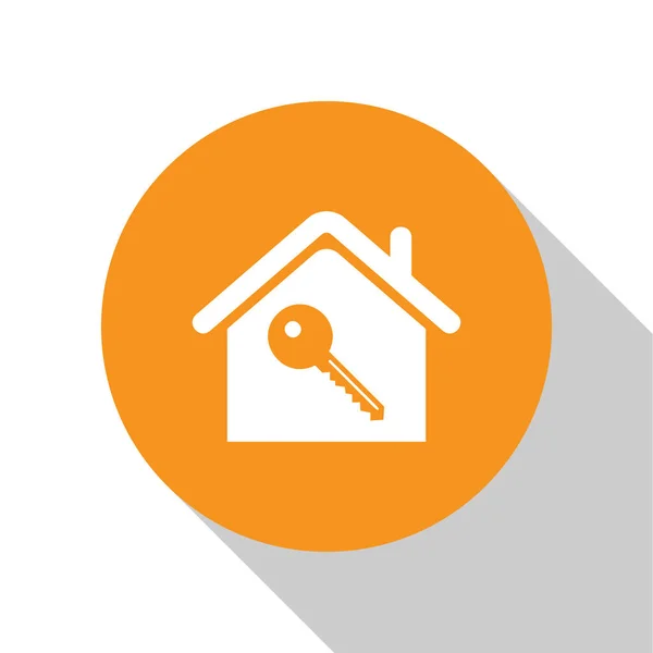 Casa Branca com ícone chave isolado no fundo branco. O conceito da casa chave na mão. Botão laranja círculo. Ilustração vetorial — Vetor de Stock