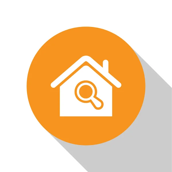Icono blanco de la casa de búsqueda aislado sobre fondo blanco. Símbolo inmobiliario de una casa bajo lupa. Botón círculo naranja. Ilustración vectorial — Archivo Imágenes Vectoriales