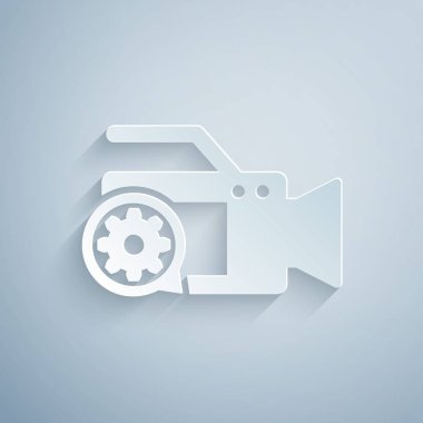 Kağıt kesme Video kamera ve dişli simgesi gri arka plan üzerinde izole. Uygulama, servis konsepti, ayar seçenekleri, bakım, onarım, sabitleme ayarlama. Kağıt sanat tarzı. Vektör İllüstrasyonu