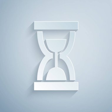 Kağıt gri arka plan üzerinde izole akan kum simgesi ile Eski kum saati kesti. Kum saati işareti. İş ve zaman yönetimi kavramı. Kağıt sanat tarzı. Vektör İllüstrasyonu