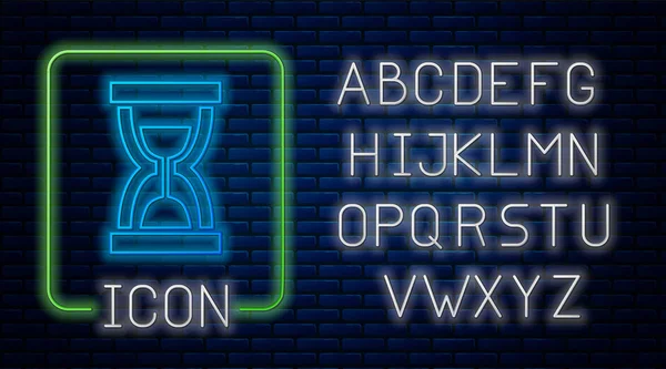 Ragyogó Neon régi homokóra áramló homok ikon izolált téglafal háttérben. Homok óra jel. Üzleti és időgazdálkodási koncepció. Neonfény ábécé. Vektoros illusztráció — Stock Vector