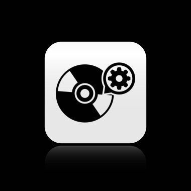 Siyah cd veya Dvd disk ve dişli simgesi siyah arka plan üzerinde yalıtılmış. Uygulama, servis konsepti, ayar seçenekleri, bakım, onarım, sabitleme ayarlama. Gümüş kare düğme. Vektör İllüstrasyonu