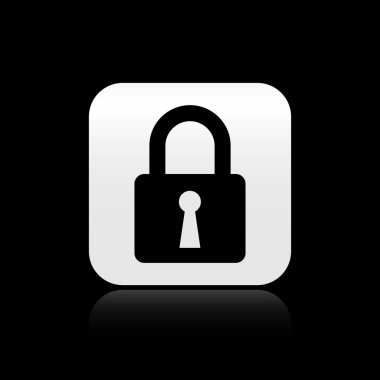 Siyah arka planda yalıtılmış Siyah Kilit simgesi. Kapalı asma kilit işareti. Siber güvenlik konsepti. Dijital veri koruması. Güvenlik güvenliği. Gümüş kare düğme. Vektör İllüstrasyonu