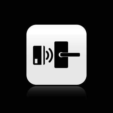 Siyah arka planda yalıtılmış simge kilidini açmak için kablosuz teknolojiye sahip Siyah Dijital kapı kilidi. Kapı kolu işareti. Güvenlik akıllı ev. Gümüş kare düğme. Vektör İllüstrasyonu