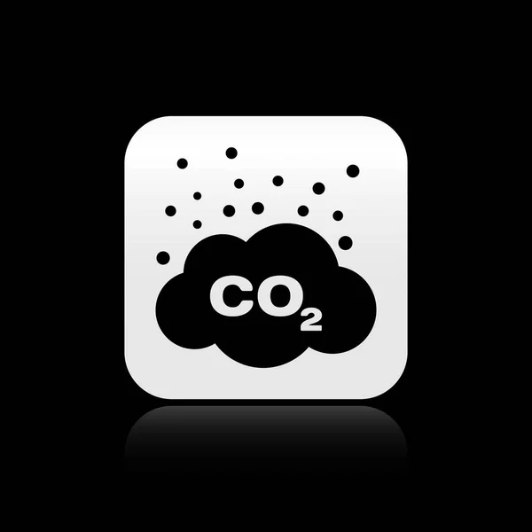 Emisiones de CO2 negro en el icono de la nube aislado sobre fondo negro. Símbolo de fórmula de dióxido de carbono, concepto de contaminación por smog, concepto de medio ambiente. Botón cuadrado plateado. Ilustración vectorial — Vector de stock