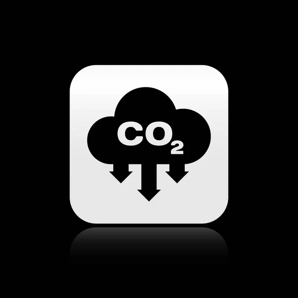 Zwarte CO2-uitstoot in Cloud-icoon geïsoleerd op zwarte achtergrond. Kooldioxide formule symbool, smog vervuiling concept, milieu concept. Zilveren vierkante knop. Vector illustratie — Stockvector