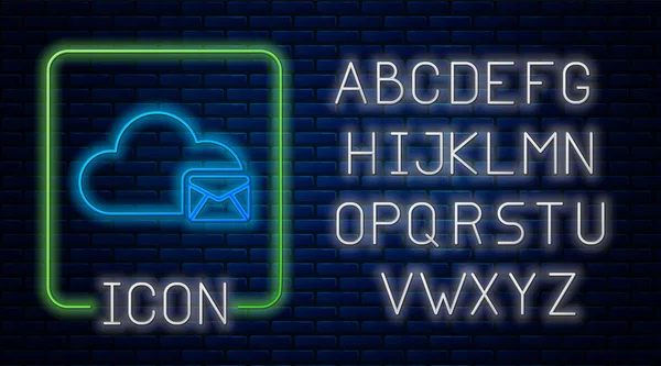 Ícone de servidor de e-mail neon Cloud brilhante isolado no fundo da parede de tijolo. Hospedagem de servidor de nuvem para email. Serviço de mensagens online. Assinatura da caixa de correio. Alfabeto claro de néon. Ilustração vetorial —  Vetores de Stock