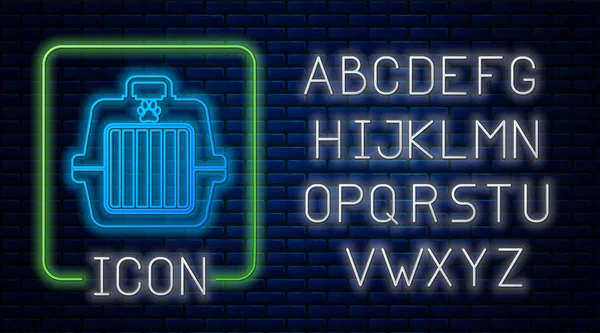 輝くネオンペットキャリーケースアイコンは、レンガの壁の背景に隔離されています。動物、犬、猫のためのキャリア。動物用容器。動物輸送ボックス。ネオンライトアルファベット。ベクトルイラストレーション — ストックベクタ