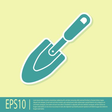 Yeşil Bahçe mala maça veya kürek simgesi sarı arka plan izole. Bahçıvanlık aleti. Bahçecilik, tarım, tarım için bir araç. Vektör İllüstrasyonu